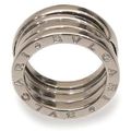 BULGARI. Bague or gris gravée Bulgari. 