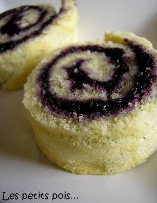 Gâteau roulé au citron et à la confiture de fruits rouges