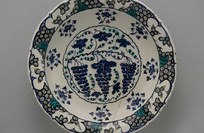 Plate with grapes, ca. 1570. Turkey, Iznik