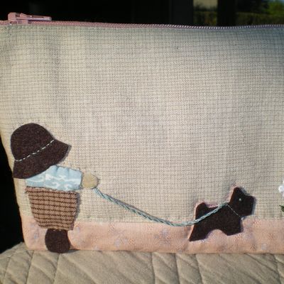 une TROUSSE SUN BONNET