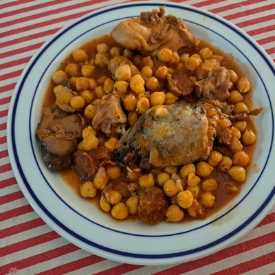 Viscères et tête de lapin aux pois chiches à la tomate