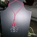 pendentif cuir rouge et breloques argent