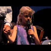 Graeme Allwright chante "petit Garçon" avec ses petits enfants