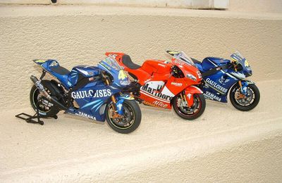 Motos Yamaha YZR-M1 04 et 05 et Ducati Desmosedici 04