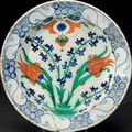 Iznik. Plat aux deux tulipes et aux tiges de jacinthes. Turquie, Art Ottoman, circa 1560-1580