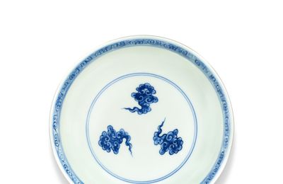 A blue and white 'dragon' dish, Mark and period of Zhengde |