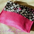 Pochette à serviettes hygiéniques girly en suédine fuchsia et liberty Froufrou noir