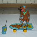 Scooby - Doo et son skate télécommandé.