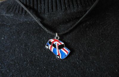 collier : pendentif Mini-Austin Union Jack ; cordon coton ciré noir ; attaches argentées
