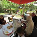 Repas au jardin avec les enfants