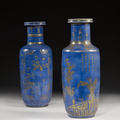 Deux vases rouleaux en porcelaine bleu poudré et décor or, Chine, Dynastie Qing, XVIIIe siècle