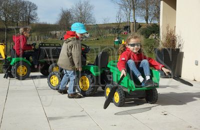 Terrasse, soleil, lunettes, raquettes et tracteurs