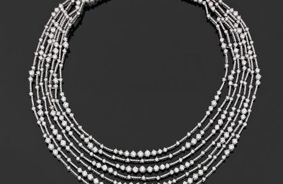 Ravissant collier draperie en or gris, composé de sept rangs articulés de lignes de diamants ronds et de suites de diamants rond