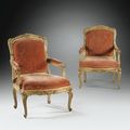 Exceptionnelle paire de fauteuils à châssis en bois sculpté et doré "à la grecque" à deux tons d’or d’époque Louis XV, vers 1765