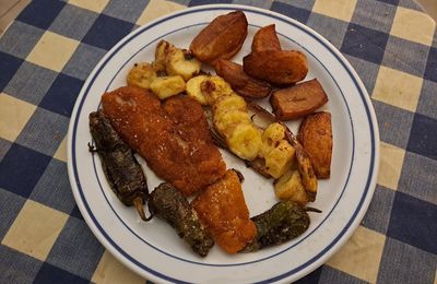 Filets de merlu panés et pommes de terre, bananes et piments verts frits