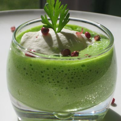 SOUPE FRAÎCHE DE PETITS POIS ET SA QUENELLE DE CRÈME FOUETTÉE A LA CIBOULETTE