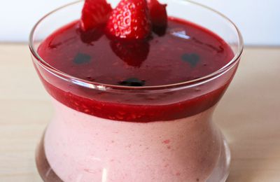 Mousse légère fraises et balsamique, coulis de framboises