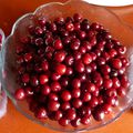 Confiture de cerises avec noyaux et feuilles de menthe.