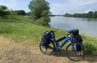 Le vélo est chargé avec le matériel 