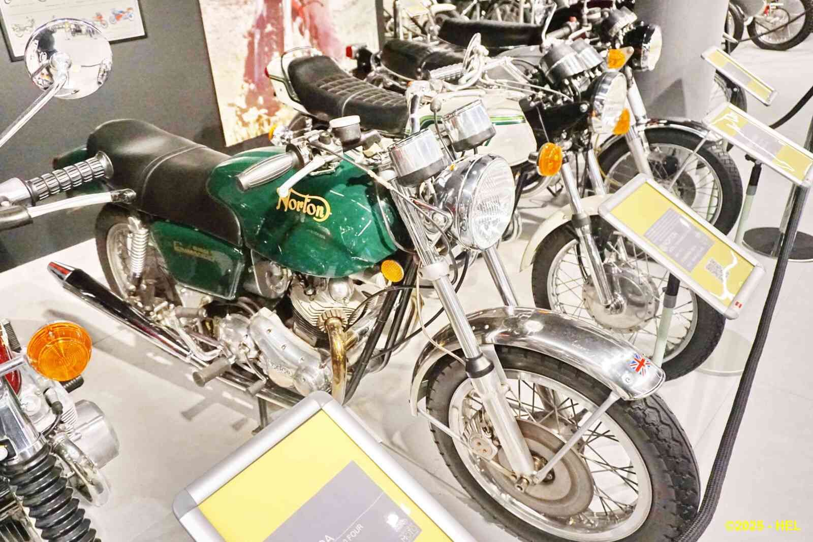Norton Commando Fastback 850cc_01 - 1973 [UK] HL_GF