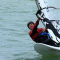 Quatre windsurfeurs à la manoeuvre le dimanche 20 novembre sur le lac de Madine