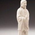 Statuette de Damo en porcelaine Blanc de Chine. Chine, dynastie Qing, période Kangxi (1662-1722).