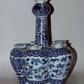 QING ( XIXe siècle ) - Vase soliflore et à cinq ouvertures.