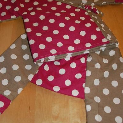 Et l'ensemble à pois beige/framboise