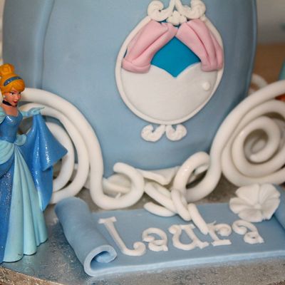 Parce que ma princesse compte plus que tout elle a eu le plus beau des gâteaux d'anniversaire!!!!!!!