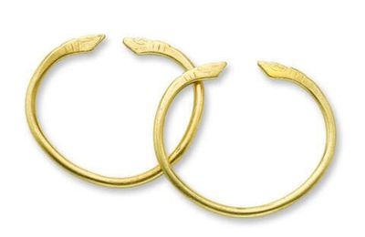 A pair of gold dragon-form bracelets, qianzhuo, Ming dynasty or earlier