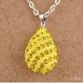 collier fantaisie "goutte" jaune, bleu ou marron /blanc