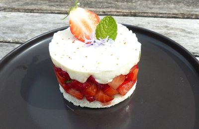 Tartare de fraises et sa crème au chèvre frais