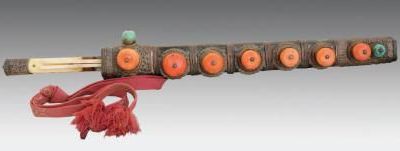 Poignard orné de deux baguettes en métal argentifère couvert de cabochons en corail. Tibet, XIXe s. 