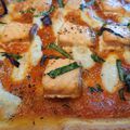 Pizza saumon frais, mozzarella et basilic