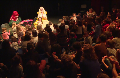 Plus de 200 personnes réunies lors d'un atelier de lecture pour enfants animé par des drag queens