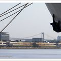 Vue sur les hangars et le pont d'Aquitaine