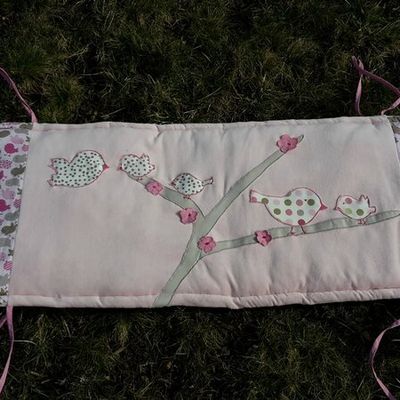 Tour de lit,housse de matelas a langer,housse de coussin d allaitement,petits sacs gigognes et sortie de bain.