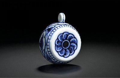 A fine and rare blue and white bird feeder, mark and period of Xuande (1426-1735)