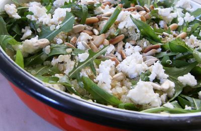 Salade de quinoa, feta, roquette et pignons grillés