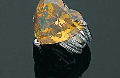 Importante bague en platine ornée d'un diamant taillé en coeur fancy yellowish brown monté en solitaire. 