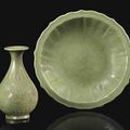 Plat et vase en grès émaillé longquan, Chine, dynastie Ming, XVème siècle