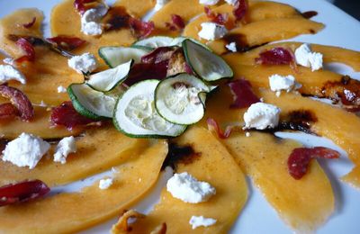 Carpaccio de melon au chèvre, chips de pancetta et de courgettes