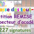 Les élus remettent la pétition à l'inspecteur académique pour le maintien de la classe des tout-petits ! 