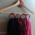 DIY récup : faire un range foulards avec un cintre et des anneaux de rideaux !