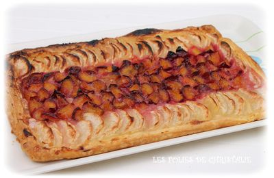 Tarte feuilletée aux pommes et prunes rouges