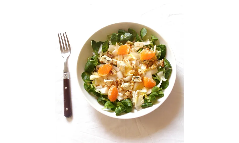 Salade d'endives aux noix au bleu et aux agrumes