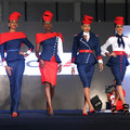 Les uniformes dessinés par Gilles Touré pour Air France s'invitent sur le catwalk, admirez !