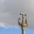 Sommet de la croix située devant l'Eglise de