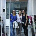 Emilie, Christine et Louise devant l'appartement à Rio