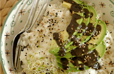 Avocat et petit bol de riz, simple mais démoniaquement délicieux !!! Grâce à une nouvelle petite sauce ...